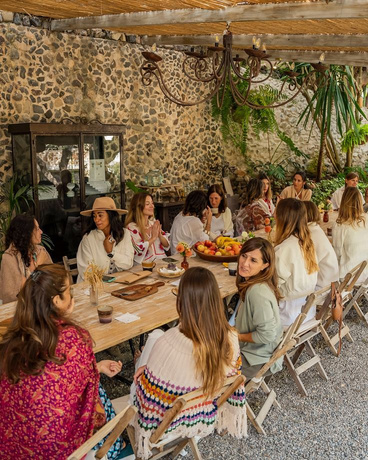 Encuentro en sala de piedra — formato salonnière contemporáneo